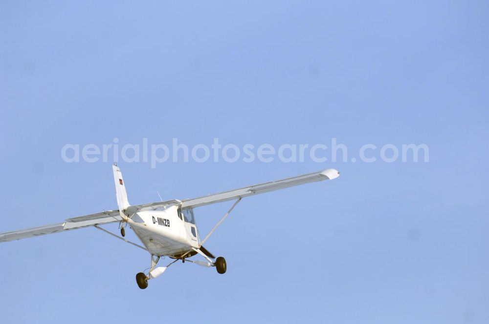 Aerial image WERNEUCHEN - Tiefer Überflug auf dem Flugplatz Werneuchen durch ein modernes Ultraleichtflugzeug. Ultraleichtflugzeug (UL) vom Typ Wild Thing WT 01, es ist eigentlich für australische Verhältnisse gebaut, ist aber in Deutschland in Hassfurt in einer Variante für den europäischen Markt produziert. Das Ultraleichtflugzeug zur Verfügung stellt das durch seine Robustheit, die gutmütigen Flugeigenschaften und Großräumigkeit im Innenraum ein beliebtes Ausbildungsflugzeug für deutsche Flugschulen dar.