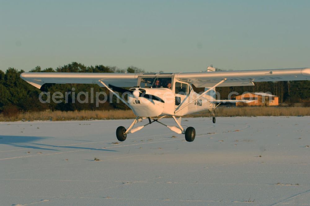 Aerial photograph WERNEUCHEN - Tiefer Überflug auf dem Flugplatz Werneuchen durch ein modernes Ultraleichtflugzeug. Ultraleichtflugzeug (UL) vom Typ Wild Thing WT 01, es ist eigentlich für australische Verhältnisse gebaut, ist aber in Deutschland in Hassfurt in einer Variante für den europäischen Markt produziert. Das Ultraleichtflugzeug zur Verfügung stellt das durch seine Robustheit, die gutmütigen Flugeigenschaften und Großräumigkeit im Innenraum ein beliebtes Ausbildungsflugzeug für deutsche Flugschulen dar.