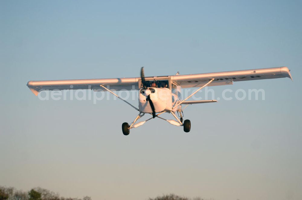 WERNEUCHEN from above - Tiefer Überflug auf dem Flugplatz Werneuchen durch ein modernes Ultraleichtflugzeug. Ultraleichtflugzeug (UL) vom Typ Wild Thing WT 01, es ist eigentlich für australische Verhältnisse gebaut, ist aber in Deutschland in Hassfurt in einer Variante für den europäischen Markt produziert. Das Ultraleichtflugzeug zur Verfügung stellt das durch seine Robustheit, die gutmütigen Flugeigenschaften und Großräumigkeit im Innenraum ein beliebtes Ausbildungsflugzeug für deutsche Flugschulen dar.