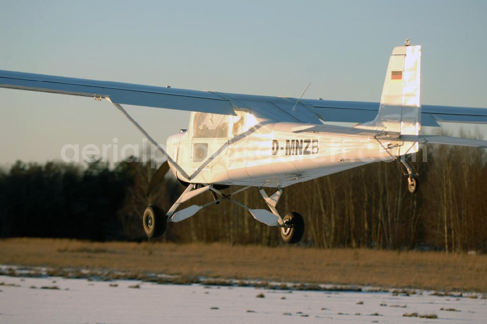 Aerial image WERNEUCHEN - Tiefer Überflug auf dem Flugplatz Werneuchen durch ein modernes Ultraleichtflugzeug. Ultraleichtflugzeug (UL) vom Typ Wild Thing WT 01, es ist eigentlich für australische Verhältnisse gebaut, ist aber in Deutschland in Hassfurt in einer Variante für den europäischen Markt produziert. Das Ultraleichtflugzeug zur Verfügung stellt das durch seine Robustheit, die gutmütigen Flugeigenschaften und Großräumigkeit im Innenraum ein beliebtes Ausbildungsflugzeug für deutsche Flugschulen dar.