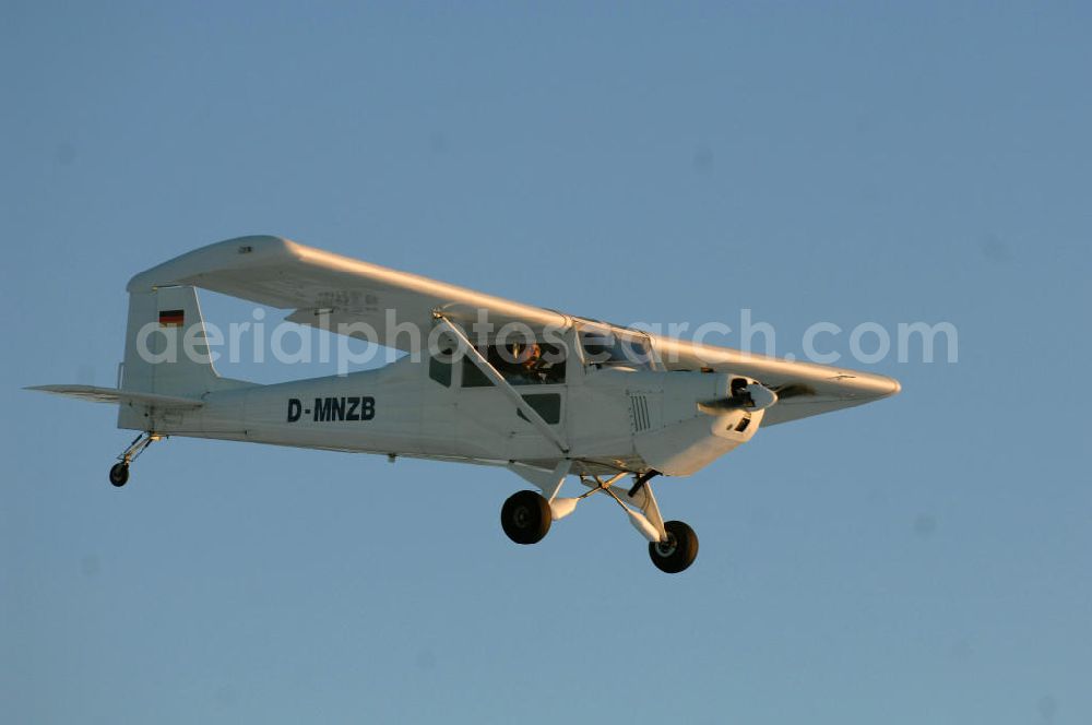 WERNEUCHEN from above - Tiefer Überflug auf dem Flugplatz Werneuchen durch ein modernes Ultraleichtflugzeug. Ultraleichtflugzeug (UL) vom Typ Wild Thing WT 01, es ist eigentlich für australische Verhältnisse gebaut, ist aber in Deutschland in Hassfurt in einer Variante für den europäischen Markt produziert. Das Ultraleichtflugzeug zur Verfügung stellt das durch seine Robustheit, die gutmütigen Flugeigenschaften und Großräumigkeit im Innenraum ein beliebtes Ausbildungsflugzeug für deutsche Flugschulen dar.