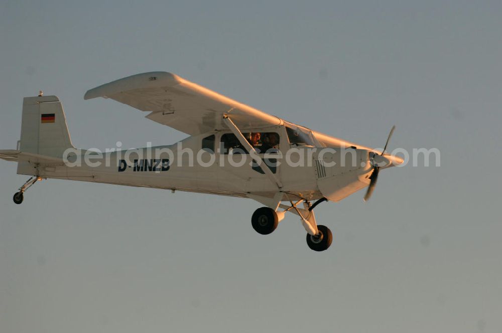 Aerial image WERNEUCHEN - Tiefer Überflug auf dem Flugplatz Werneuchen durch ein modernes Ultraleichtflugzeug. Ultraleichtflugzeug (UL) vom Typ Wild Thing WT 01, es ist eigentlich für australische Verhältnisse gebaut, ist aber in Deutschland in Hassfurt in einer Variante für den europäischen Markt produziert. Das Ultraleichtflugzeug zur Verfügung stellt das durch seine Robustheit, die gutmütigen Flugeigenschaften und Großräumigkeit im Innenraum ein beliebtes Ausbildungsflugzeug für deutsche Flugschulen dar.