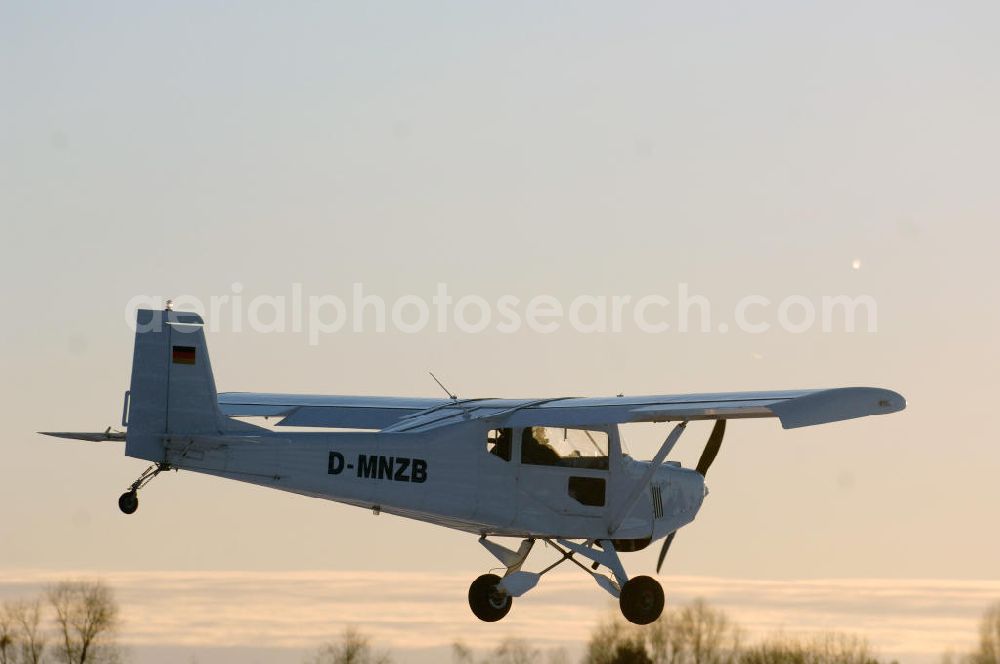 Aerial photograph WERNEUCHEN - Tiefer Überflug auf dem Flugplatz Werneuchen durch ein modernes Ultraleichtflugzeug. Ultraleichtflugzeug (UL) vom Typ Wild Thing WT 01, es ist eigentlich für australische Verhältnisse gebaut, ist aber in Deutschland in Hassfurt in einer Variante für den europäischen Markt produziert. Das Ultraleichtflugzeug zur Verfügung stellt das durch seine Robustheit, die gutmütigen Flugeigenschaften und Großräumigkeit im Innenraum ein beliebtes Ausbildungsflugzeug für deutsche Flugschulen dar.