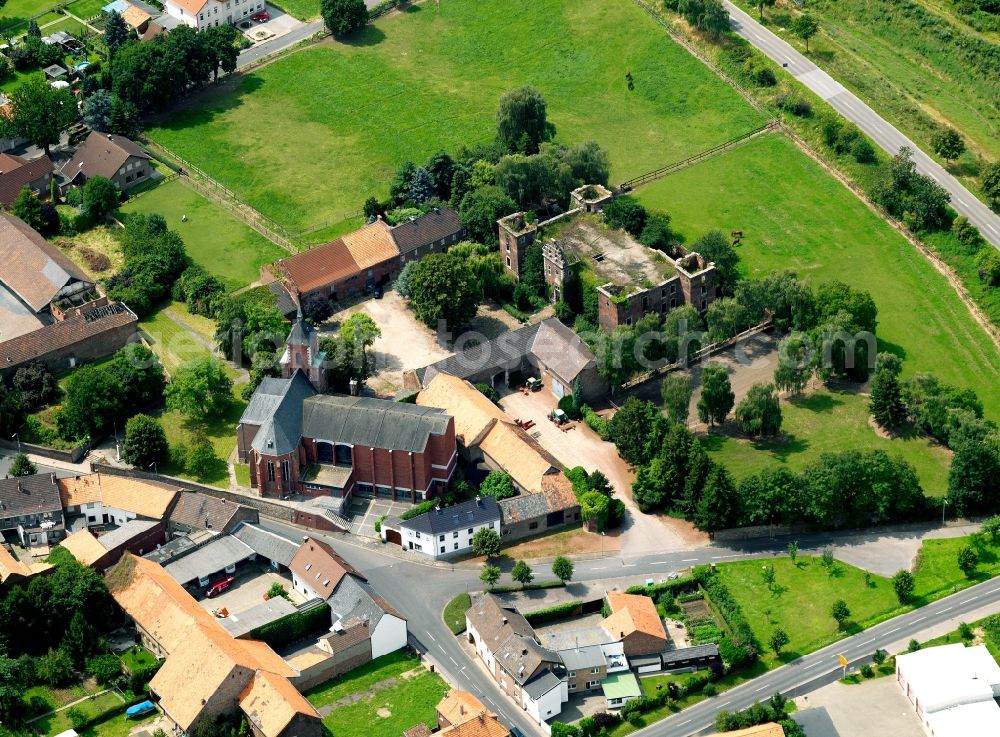 Siersdorrf from the bird's eye view: The Catholic Church of St. John the Baptist was built in 1520. She was also the parish church and grave site and place of the residents who are knights. In Siersdorf are the ruins of the Renaissance style built in 1578 in the main house of the German Order