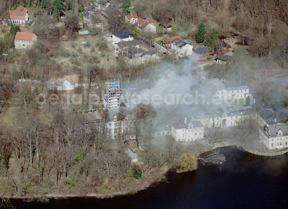 Berlin - Glienicke from above - Brand am Jagdschloß Glienicke gegen 15:00 Uhr . Das Jagdschloß wurde um 1683 im Auftrag des Großen Kurfürsten Friedrich Wilhelm errichtet und 1990 in die UNESCO-Liste des Weltkulturerbes aufgenommen.