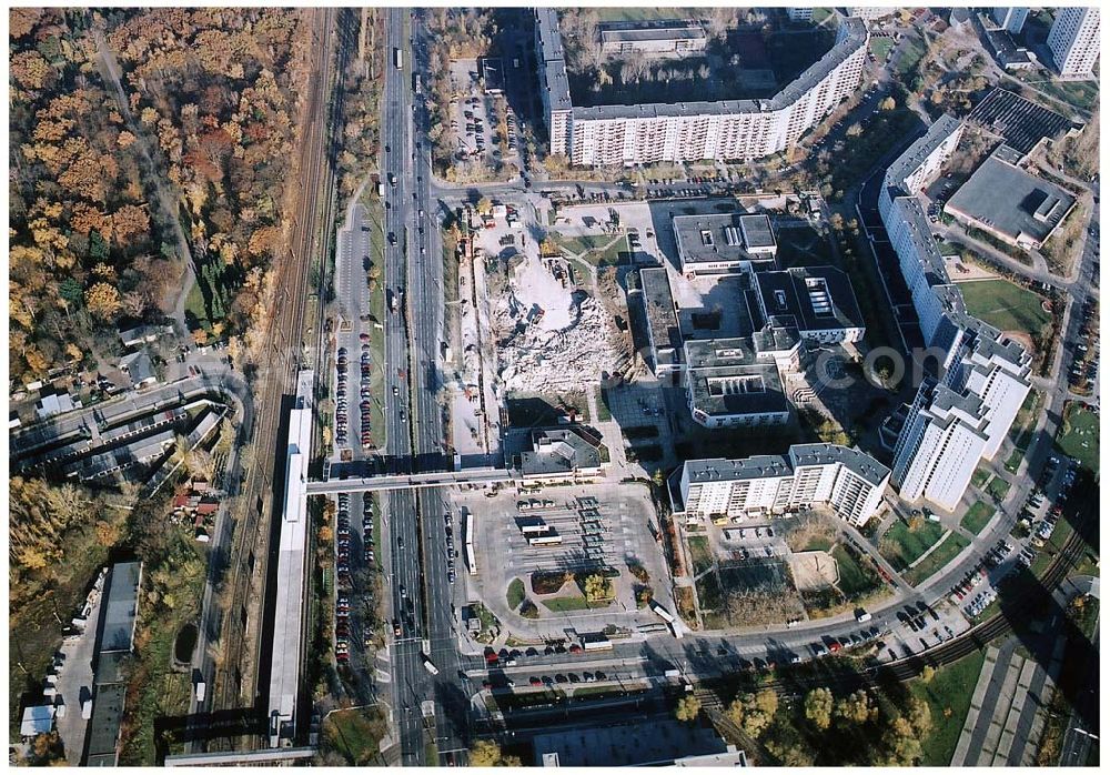 Aerial image Berlin-Marzahn - 11.11.2003 Seit dem 28. November 2003 laufen die Bauarbeiten für das 150 Millionen Euro teure Eastgate - eines der größten und außergewöhnlichsten Einkaufs- und Erlebniszentren Berlins und Ostdeutschlands.Mit dem Eastgate erhält die Hauptstadt bis Herbst 2005 in zentraler Lage an der Hauptverkehrsachse Märkische Allee ein spektakuläres Tor zum Osten. Die Entwicklung, Generalplanung, Vermietung sowie das Langzeitmanagement des Eastgate liegen in den Händen der ECE Projektmanagement.