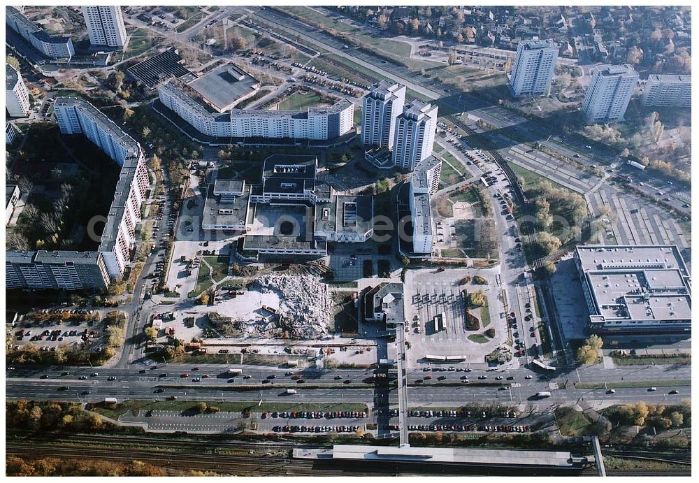 Aerial image Berlin-Marzahn - 11.11.2003 Seit dem 28. November 2003 laufen die Bauarbeiten für das 150 Millionen Euro teure Eastgate - eines der größten und außergewöhnlichsten Einkaufs- und Erlebniszentren Berlins und Ostdeutschlands.Mit dem Eastgate erhält die Hauptstadt bis Herbst 2005 in zentraler Lage an der Hauptverkehrsachse Märkische Allee ein spektakuläres Tor zum Osten. Die Entwicklung, Generalplanung, Vermietung sowie das Langzeitmanagement des Eastgate liegen in den Händen der ECE Projektmanagement.