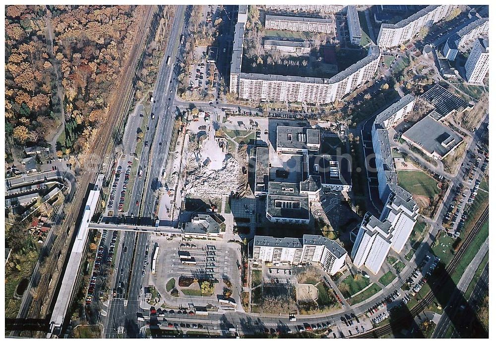 Berlin - Marzahn from above - 11.11.2003 Seit dem 28. November 2003 laufen die Bauarbeiten für das 150 Millionen Euro teure Eastgate - eines der größten und außergewöhnlichsten Einkaufs- und Erlebniszentren Berlins und Ostdeutschlands.Mit dem Eastgate erhält die Hauptstadt bis Herbst 2005 in zentraler Lage an der Hauptverkehrsachse Märkische Allee ein spektakuläres Tor zum Osten. Die Entwicklung, Generalplanung, Vermietung sowie das Langzeitmanagement des Eastgate liegen in den Händen der ECE Projektmanagement.