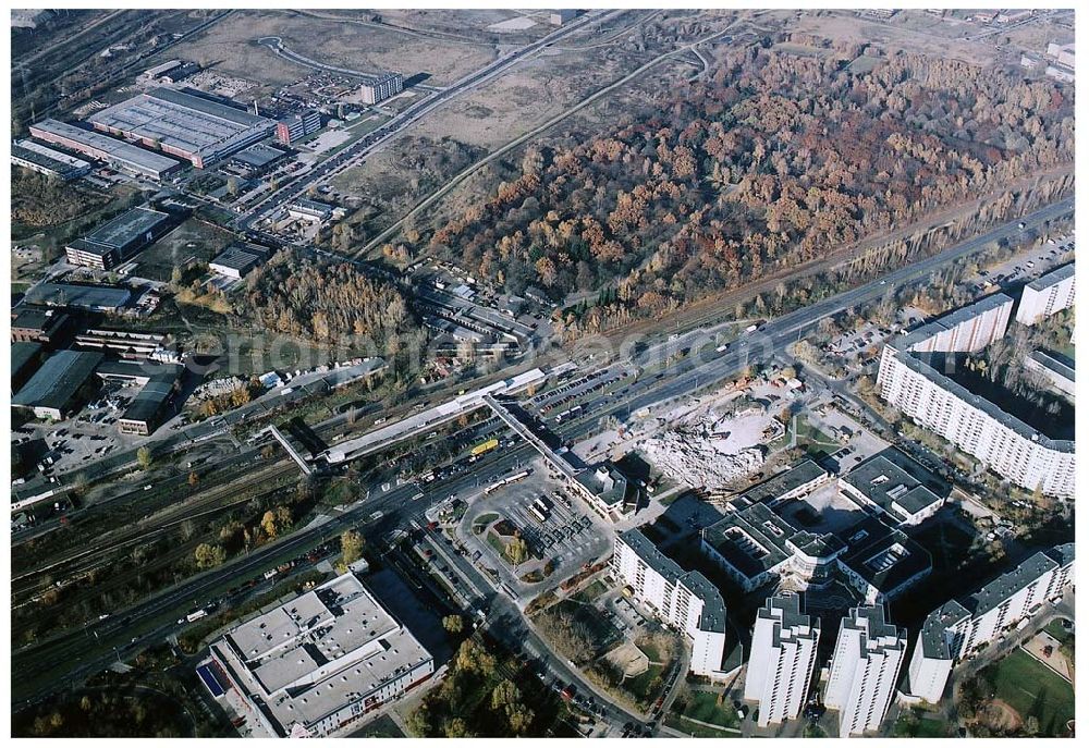 Berlin - Marzahn from the bird's eye view: 11.11.2003 Seit dem 28. November 2003 laufen die Bauarbeiten für das 150 Millionen Euro teure Eastgate - eines der größten und außergewöhnlichsten Einkaufs- und Erlebniszentren Berlins und Ostdeutschlands.Mit dem Eastgate erhält die Hauptstadt bis Herbst 2005 in zentraler Lage an der Hauptverkehrsachse Märkische Allee ein spektakuläres Tor zum Osten. Die Entwicklung, Generalplanung, Vermietung sowie das Langzeitmanagement des Eastgate liegen in den Händen der ECE Projektmanagement.