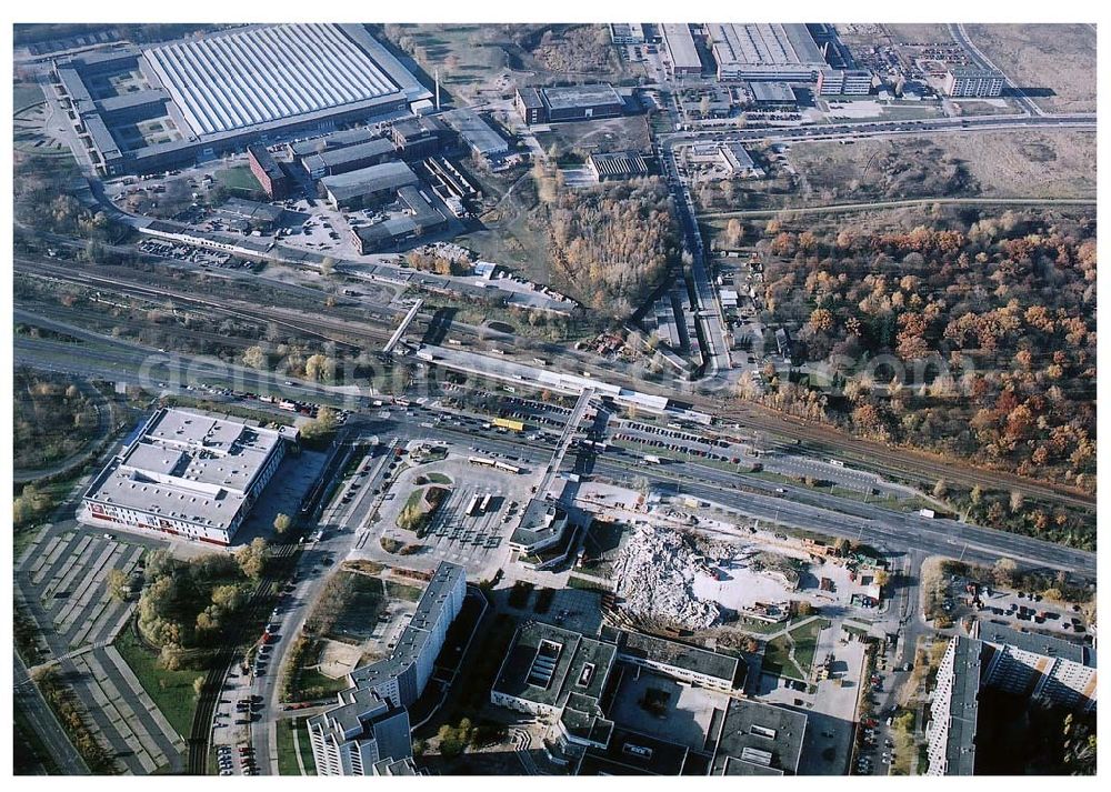 Aerial image Berlin - Marzahn - 11.11.2003 Seit dem 28. November 2003 laufen die Bauarbeiten für das 150 Millionen Euro teure Eastgate - eines der größten und außergewöhnlichsten Einkaufs- und Erlebniszentren Berlins und Ostdeutschlands.Mit dem Eastgate erhält die Hauptstadt bis Herbst 2005 in zentraler Lage an der Hauptverkehrsachse Märkische Allee ein spektakuläres Tor zum Osten. Die Entwicklung, Generalplanung, Vermietung sowie das Langzeitmanagement des Eastgate liegen in den Händen der ECE Projektmanagement.