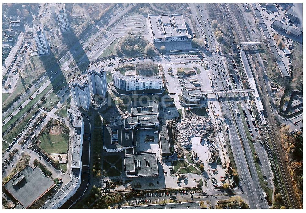 Aerial photograph Berlin - Marzahn - 11.11.2003 Seit dem 28. November 2003 laufen die Bauarbeiten für das 150 Millionen Euro teure Eastgate - eines der größten und außergewöhnlichsten Einkaufs- und Erlebniszentren Berlins und Ostdeutschlands.Mit dem Eastgate erhält die Hauptstadt bis Herbst 2005 in zentraler Lage an der Hauptverkehrsachse Märkische Allee ein spektakuläres Tor zum Osten. Die Entwicklung, Generalplanung, Vermietung sowie das Langzeitmanagement des Eastgate liegen in den Händen der ECE Projektmanagement.