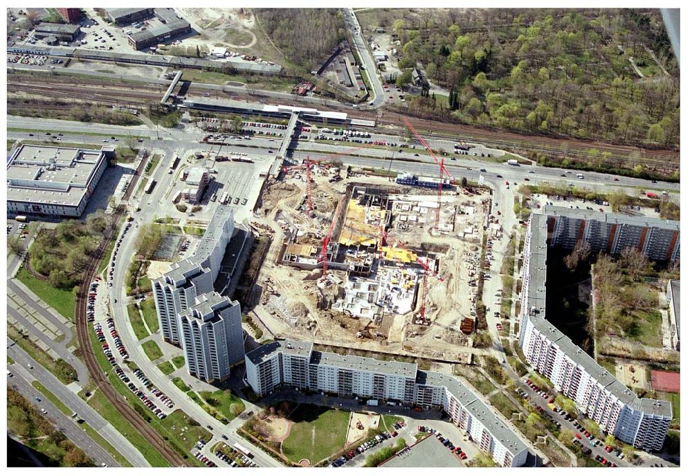 Aerial photograph Berlin - Marzahn - 15.04.2004 Berlin - Marzahn / Bauarbeiten für das 150 Millionen Euro teure Eastgate - eines der größten und außergewöhnlichsten Einkaufs- und Erlebniszentren Berlins und Ostdeutschlands.Mit dem Eastgate erhält die Hauptstadt bis Herbst 2005 in zentraler Lage an der Hauptverkehrsachse Märkische Allee ein spektakuläres Tor zum Osten. Die Entwicklung, Generalplanung, Vermietung sowie das Langzeitmanagement des Eastgate liegen in den Händen der ECE Projektmanagement.