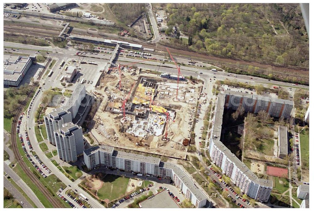 Berlin - Marzahn from the bird's eye view: 15.04.2004 Berlin - Marzahn / Bauarbeiten für das 150 Millionen Euro teure Eastgate - eines der größten und außergewöhnlichsten Einkaufs- und Erlebniszentren Berlins und Ostdeutschlands.Mit dem Eastgate erhält die Hauptstadt bis Herbst 2005 in zentraler Lage an der Hauptverkehrsachse Märkische Allee ein spektakuläres Tor zum Osten. Die Entwicklung, Generalplanung, Vermietung sowie das Langzeitmanagement des Eastgate liegen in den Händen der ECE Projektmanagement.