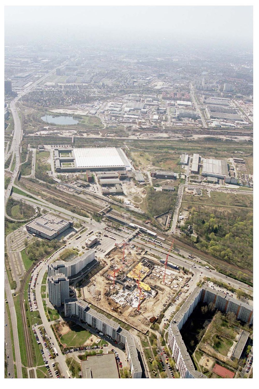 Aerial image Berlin - Marzahn - 15.04.2004 Berlin - Marzahn / Bauarbeiten für das 150 Millionen Euro teure Eastgate - eines der größten und außergewöhnlichsten Einkaufs- und Erlebniszentren Berlins und Ostdeutschlands.Mit dem Eastgate erhält die Hauptstadt bis Herbst 2005 in zentraler Lage an der Hauptverkehrsachse Märkische Allee ein spektakuläres Tor zum Osten. Die Entwicklung, Generalplanung, Vermietung sowie das Langzeitmanagement des Eastgate liegen in den Händen der ECE Projektmanagement.