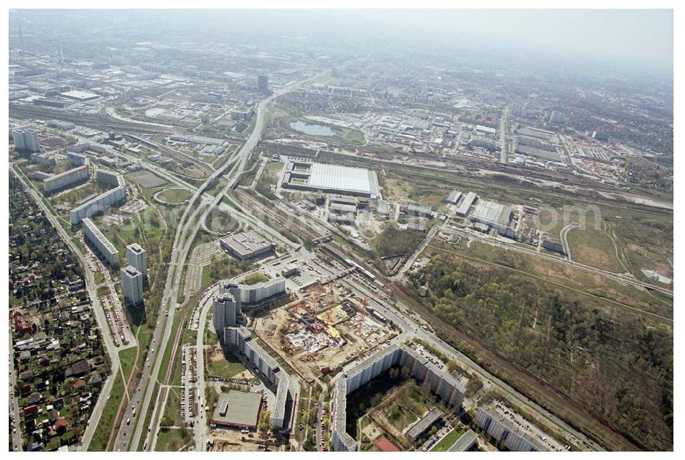 Aerial photograph Berlin - Marzahn - 15.04.2004 Berlin - Marzahn / Bauarbeiten für das 150 Millionen Euro teure Eastgate - eines der größten und außergewöhnlichsten Einkaufs- und Erlebniszentren Berlins und Ostdeutschlands.Mit dem Eastgate erhält die Hauptstadt bis Herbst 2005 in zentraler Lage an der Hauptverkehrsachse Märkische Allee ein spektakuläres Tor zum Osten. Die Entwicklung, Generalplanung, Vermietung sowie das Langzeitmanagement des Eastgate liegen in den Händen der ECE Projektmanagement.