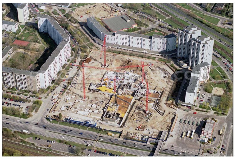 Berlin - Marzahn from above - 15.04.2004 Berlin - Marzahn / Bauarbeiten für das 150 Millionen Euro teure Eastgate - eines der größten und außergewöhnlichsten Einkaufs- und Erlebniszentren Berlins und Ostdeutschlands.Mit dem Eastgate erhält die Hauptstadt bis Herbst 2005 in zentraler Lage an der Hauptverkehrsachse Märkische Allee ein spektakuläres Tor zum Osten. Die Entwicklung, Generalplanung, Vermietung sowie das Langzeitmanagement des Eastgate liegen in den Händen der ECE Projektmanagement.