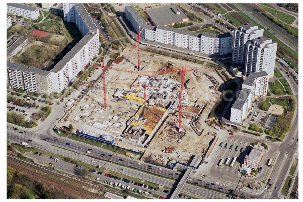 Aerial image Berlin - Marzahn - 15.04.2004 Berlin - Marzahn / Bauarbeiten für das 150 Millionen Euro teure Eastgate - eines der größten und außergewöhnlichsten Einkaufs- und Erlebniszentren Berlins und Ostdeutschlands.Mit dem Eastgate erhält die Hauptstadt bis Herbst 2005 in zentraler Lage an der Hauptverkehrsachse Märkische Allee ein spektakuläres Tor zum Osten. Die Entwicklung, Generalplanung, Vermietung sowie das Langzeitmanagement des Eastgate liegen in den Händen der ECE Projektmanagement.