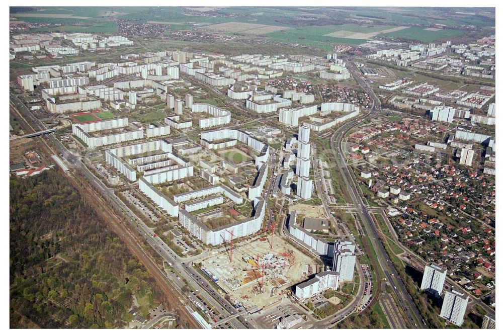 Aerial photograph Berlin - Marzahn - 15.04.2004 Berlin - Marzahn / Bauarbeiten für das 150 Millionen Euro teure Eastgate - eines der größten und außergewöhnlichsten Einkaufs- und Erlebniszentren Berlins und Ostdeutschlands.Mit dem Eastgate erhält die Hauptstadt bis Herbst 2005 in zentraler Lage an der Hauptverkehrsachse Märkische Allee ein spektakuläres Tor zum Osten. Die Entwicklung, Generalplanung, Vermietung sowie das Langzeitmanagement des Eastgate liegen in den Händen der ECE Projektmanagement.