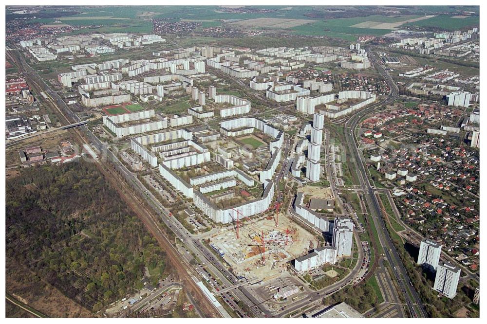 Berlin - Marzahn from above - 15.04.2004 Berlin - Marzahn / Bauarbeiten für das 150 Millionen Euro teure Eastgate - eines der größten und außergewöhnlichsten Einkaufs- und Erlebniszentren Berlins und Ostdeutschlands.Mit dem Eastgate erhält die Hauptstadt bis Herbst 2005 in zentraler Lage an der Hauptverkehrsachse Märkische Allee ein spektakuläres Tor zum Osten. Die Entwicklung, Generalplanung, Vermietung sowie das Langzeitmanagement des Eastgate liegen in den Händen der ECE Projektmanagement.