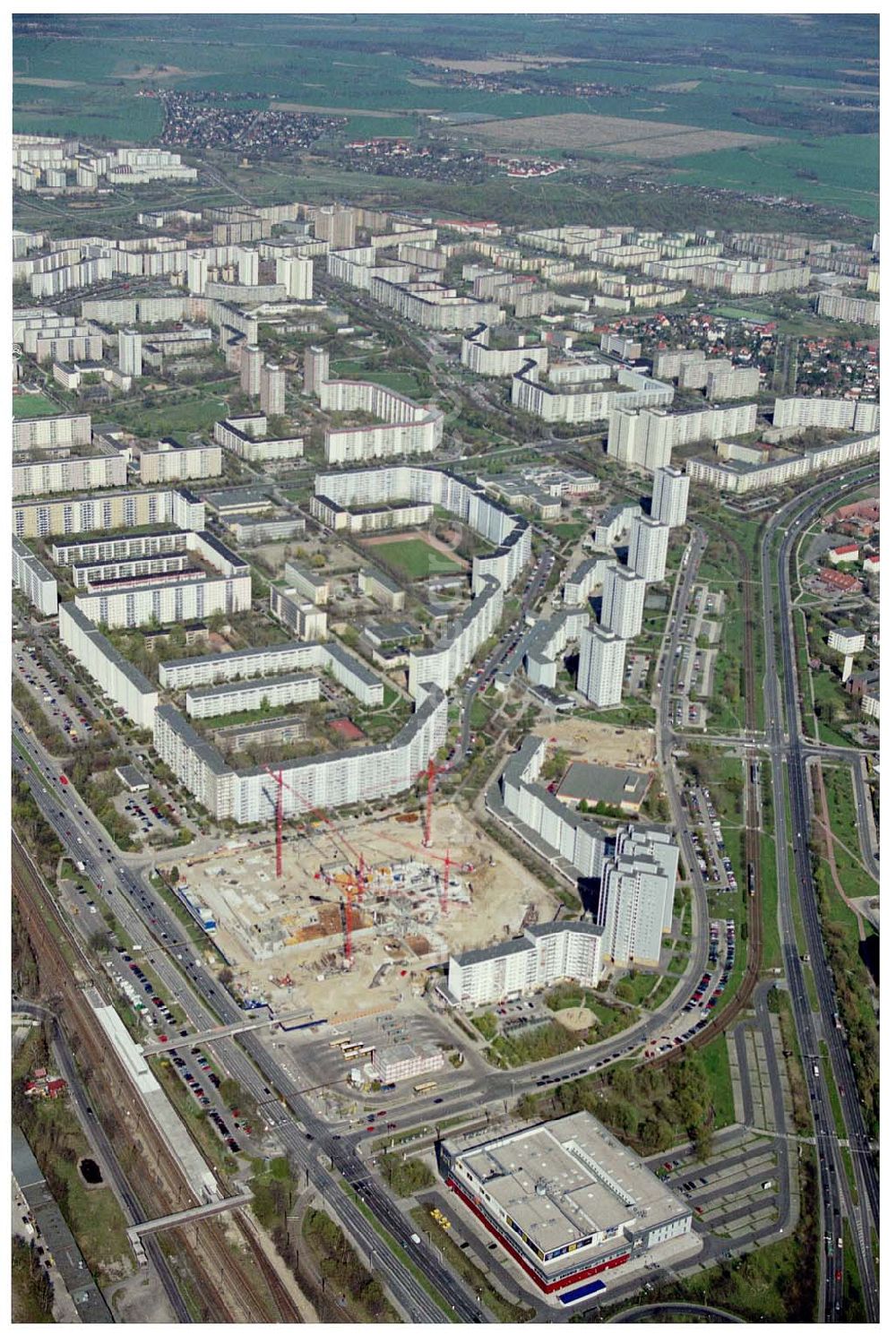 Aerial image Berlin - Marzahn - 15.04.2004 Berlin - Marzahn / Bauarbeiten für das 150 Millionen Euro teure Eastgate - eines der größten und außergewöhnlichsten Einkaufs- und Erlebniszentren Berlins und Ostdeutschlands.Mit dem Eastgate erhält die Hauptstadt bis Herbst 2005 in zentraler Lage an der Hauptverkehrsachse Märkische Allee ein spektakuläres Tor zum Osten. Die Entwicklung, Generalplanung, Vermietung sowie das Langzeitmanagement des Eastgate liegen in den Händen der ECE Projektmanagement.