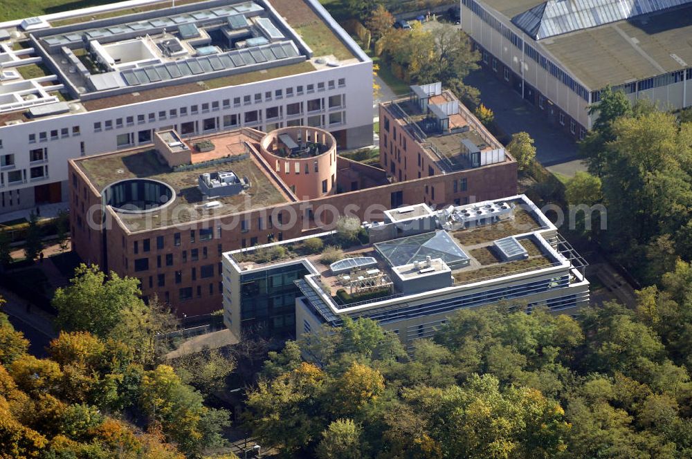 Berlin from the bird's eye view: Blick auf die Indische und Südafrikanische Botschaft im Botschaftsviertel von Berlin. Die Botschaft Indiens eröffnete im Januar 2001 ihre Pforten. Die Botschaft Südafrikas eröffnete im November 2003. Beide Botschaften verwendeten für ihren Außenfassaden Steine aus dem eigenen Land. Kontakt Indische Botschaft: Embassy of India, Tiergartenstraße 17, 10785 Berlin, Press and Information, Tel. +49(0)30 25795 311, Fax +49(0)30 25795 102, Email: infowing@indianembassy.de; Kontakt Botschaft Südafrika: Botschaft der Republik Südafrika, Tiergartenstraße 18, 10785 Berlin, Tel. +49(0)30 22073 0, Fax +49(0)30 22073 190, Email: berlin.info@foreign.gov.za