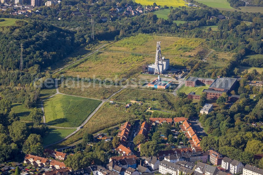 Gelsenkirchen from the bird's eye view: Industrial monument of the disused technical facilities of the site Zeche Hugo Schacht 2 on the street Broessweg in the district Buer in Gelsenkirchen in the Ruhr area in the state North Rhine-Westphalia, Germany