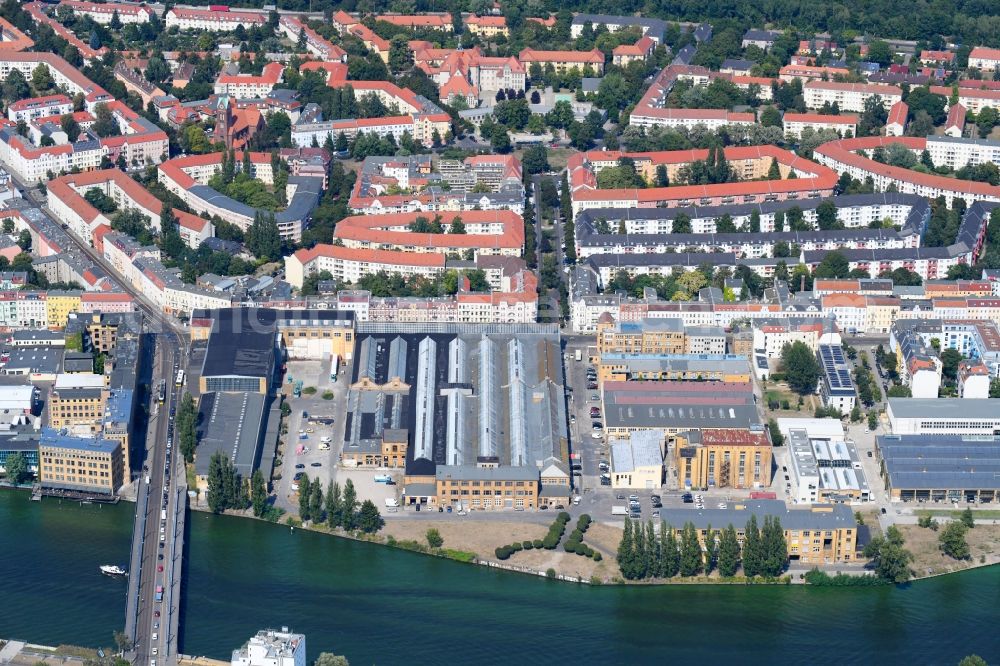 Aerial image Berlin - Industrial monument of the technical plants and production halls of the premises Kultur- and Technologiezentrum Rathenau - Hallen on Wilhelminenhofstrasse - Rathenaustrasse in the district Schoeneweide in Berlin, Germany