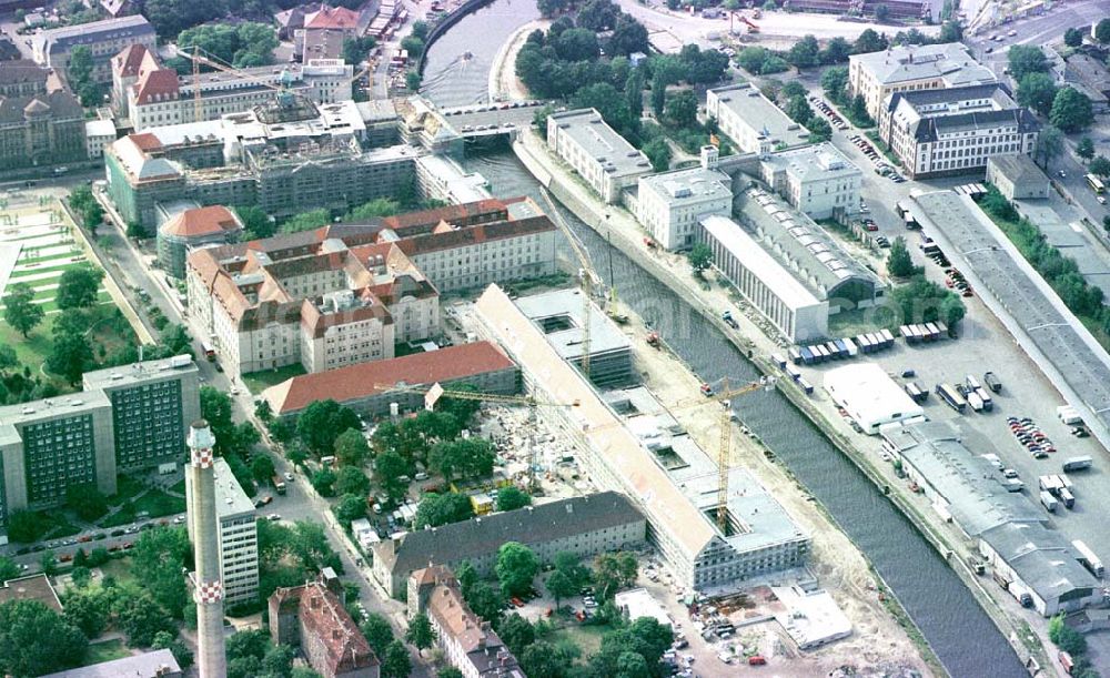 Berlin / Wedding from the bird's eye view: Industrie- und Gewerbebauten am Spreebereich zum Hamburger Bahnhof.