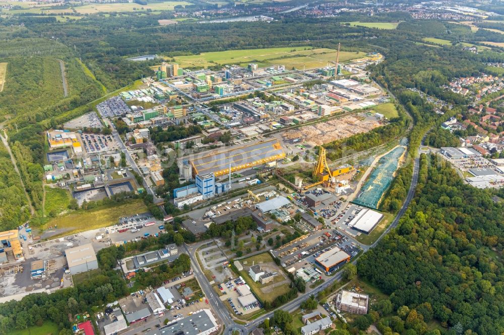 Aerial photograph Bergkamen - Industrial and commercial area overlooking the buildings and production halls on the work premises of the chemical producer TERRITORY CTR GmbH and the recycling center Holzkontor Bergkamen GmbH & Co. KG on Ernst-Schering-Strasse in Bergkamen in the state North Rhine-Westphalia, Germany
