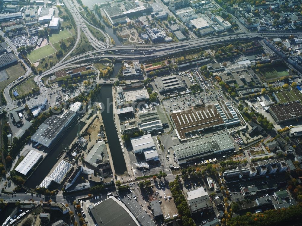 Berlin from the bird's eye view: Industrial and commercial area in Neukoelln along the Lahnstrasse, Grenzallee and the Naumburgerstrasse in Berlin. Also in the picture is the federal motorway A 113 and the Ober- and Unterhafen