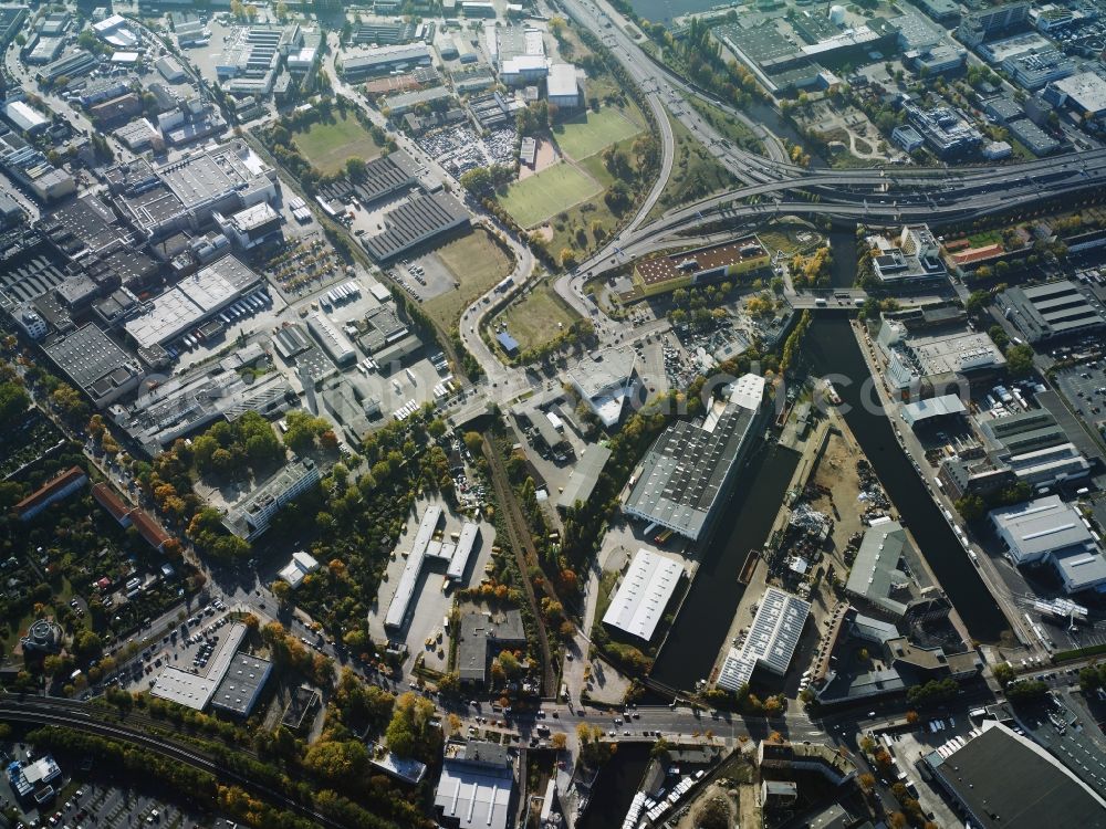 Berlin from the bird's eye view: Industrial and commercial area in Neukoelln along the Bergiusstrasse, Neukoellnische Allee and the Grenzallee in Berlin