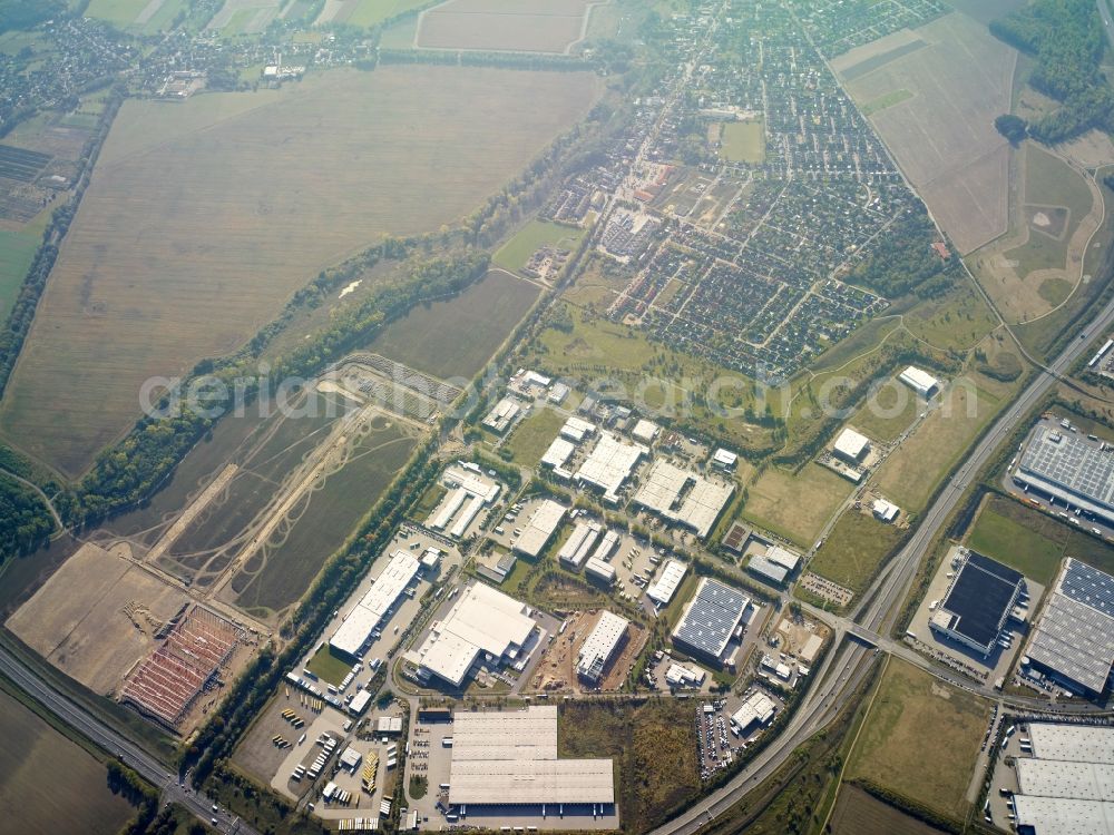 Aerial photograph Großbeeren - Industrial estate and company settlement along the B101 road in Grossbeeren in the state of Brandenburg. The area with its different companies and business areas is surrounded by the residential areas of Grossbeeren and Teltow and by fields and meadows