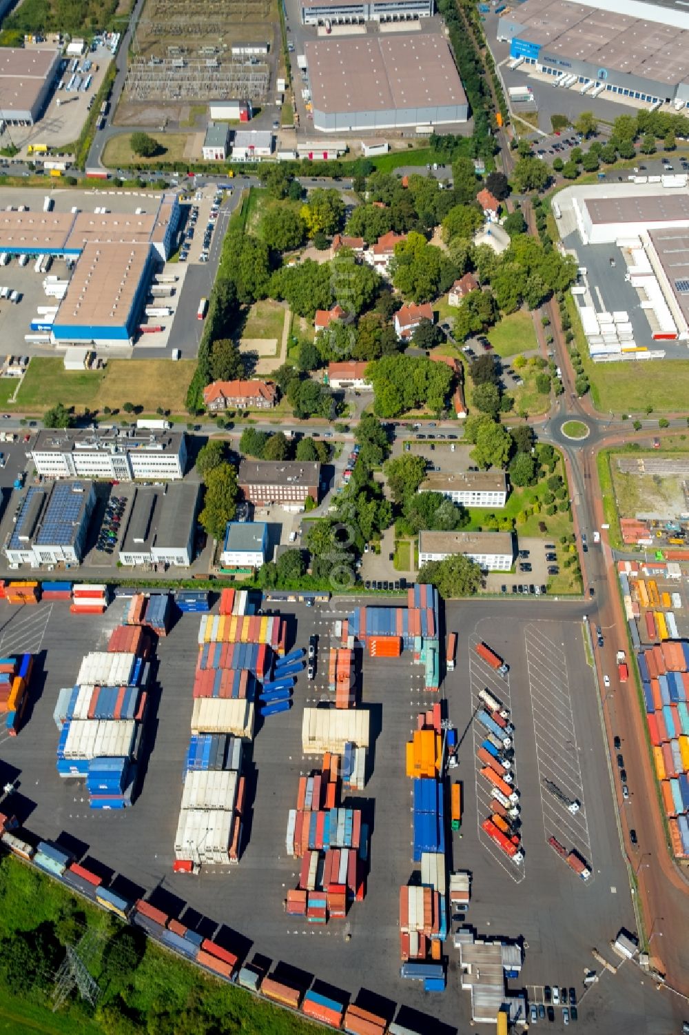 Aerial photograph Duisburg - Industrial and commercial area at the rhein river in Duisburg in the state North Rhine-Westphalia