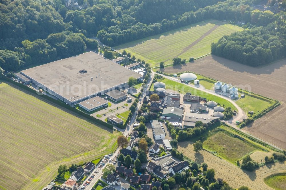 Aerial photograph Essen - Industrial and commercial area with Blick auf das Gebaeude of Menden Buchstaben GmbH & Co. KG, of Friess-Techno-Profi GmbH and of Im Brahm Recycling GmbH along the Landsberger Str. in Essen in the state North Rhine-Westphalia, Germany