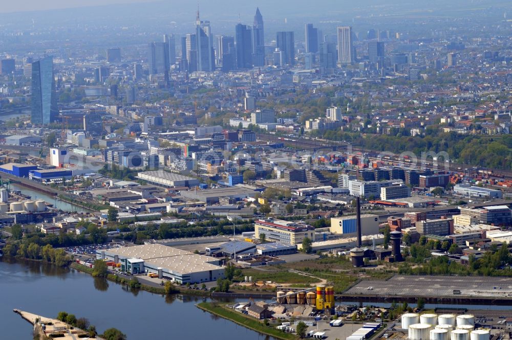 Aerial photograph Frankfurt am Main - Industrial and commercial area on the banks of the Main Fechenheim in Frankfurt am Main in Hesse