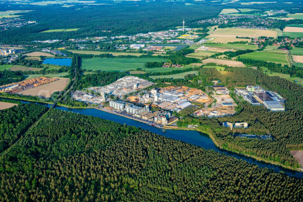 Uelzen from the bird's eye view: Industrial and commercial area on Fluss of Ilmenau on street Bremer Strasse in Uelzen in the state Lower Saxony, Germany