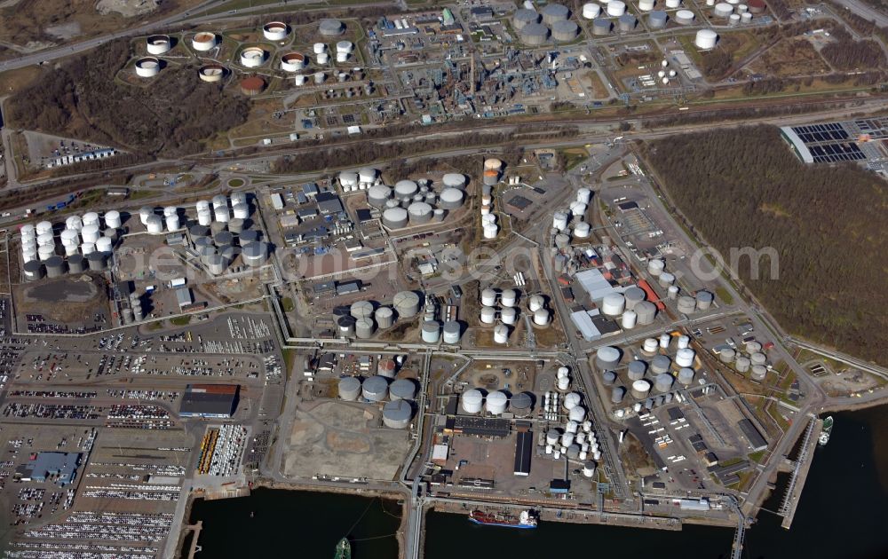 Aerial image Gothenburg - Industrial and commercial area along the Petroleumgatan - Smoerjoljegatan in Gothenburg in Vaestra Goetalands laen, Sweden