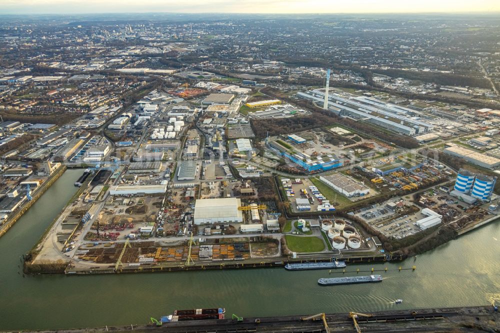 Aerial image Essen - industrial and commercial area at the docks of the inland port on the banks of the Rhine-Herne Canal in Essen at Ruhrgebiet in the state North Rhine-Westphalia