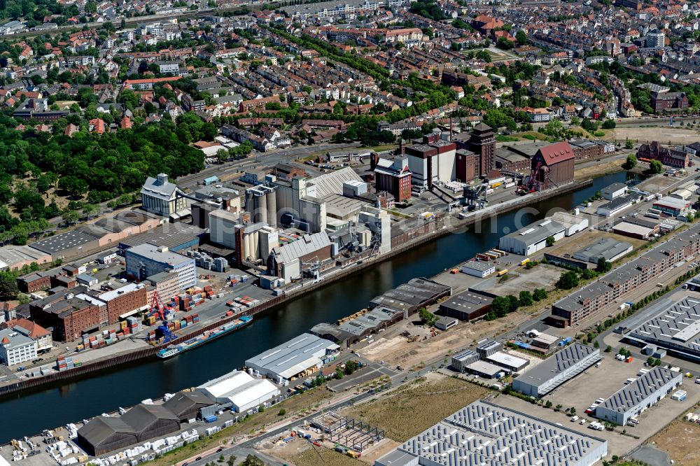 Aerial image Bremen - Industrial and commercial area on Hafenbecken of Weser in the district Ueberseestadt in Bremen, Germany