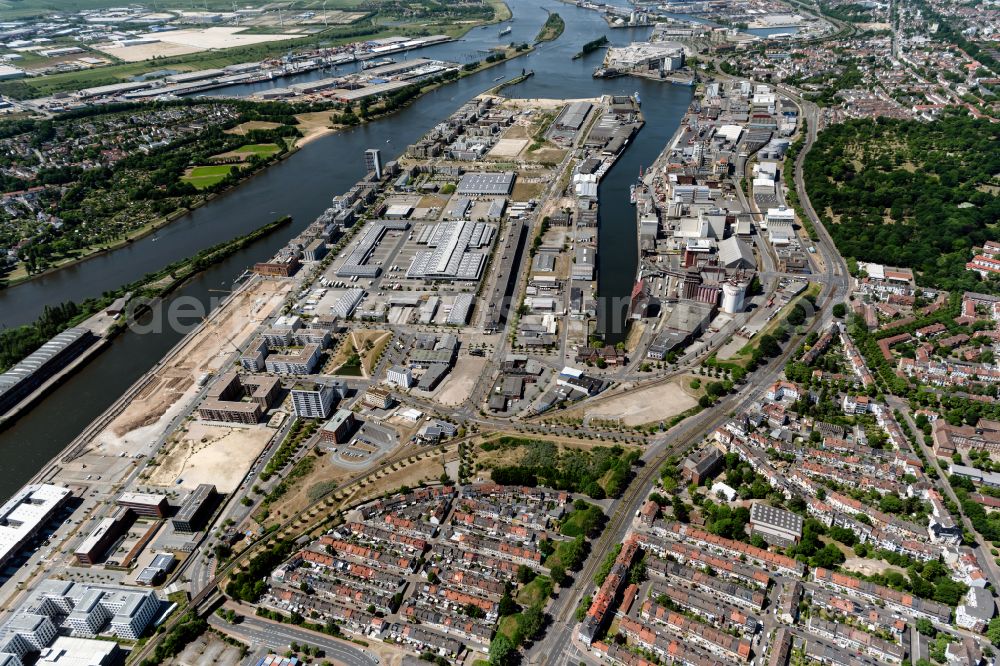 Aerial image Bremen - Industrial and commercial area on Hafenbecken of Weser in the district Ueberseestadt in Bremen, Germany