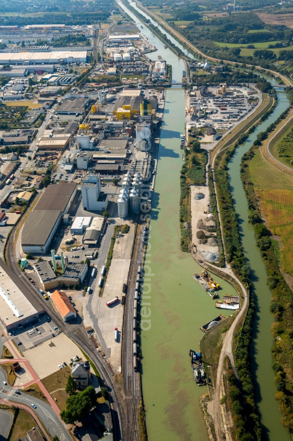 Aerial photograph Hamm - Industrial and commercial area at the shore of the Datteln-Hamm-Kanal in Hamm in the state North Rhine-Westphalia