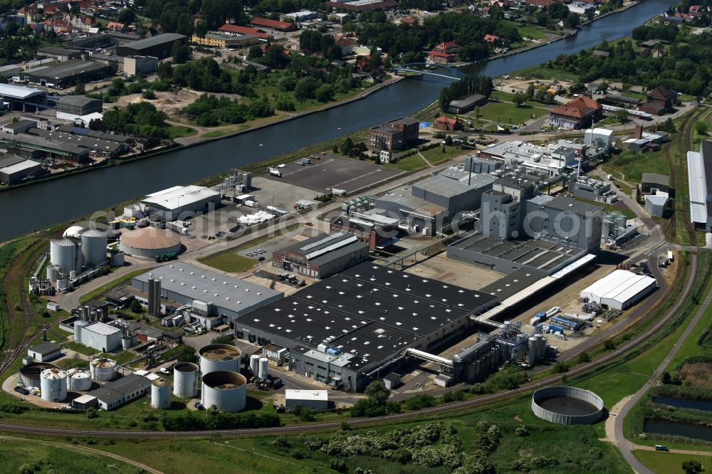 Aerial photograph Genthin - Industrial and commercial area Industriepark Waschmittelwerk on the riverbanks of the Elbe-Havel-Canal in the North of Genthin in the state of Saxony-Anhalt. Several companies are located at the redeveloped historical industrial site