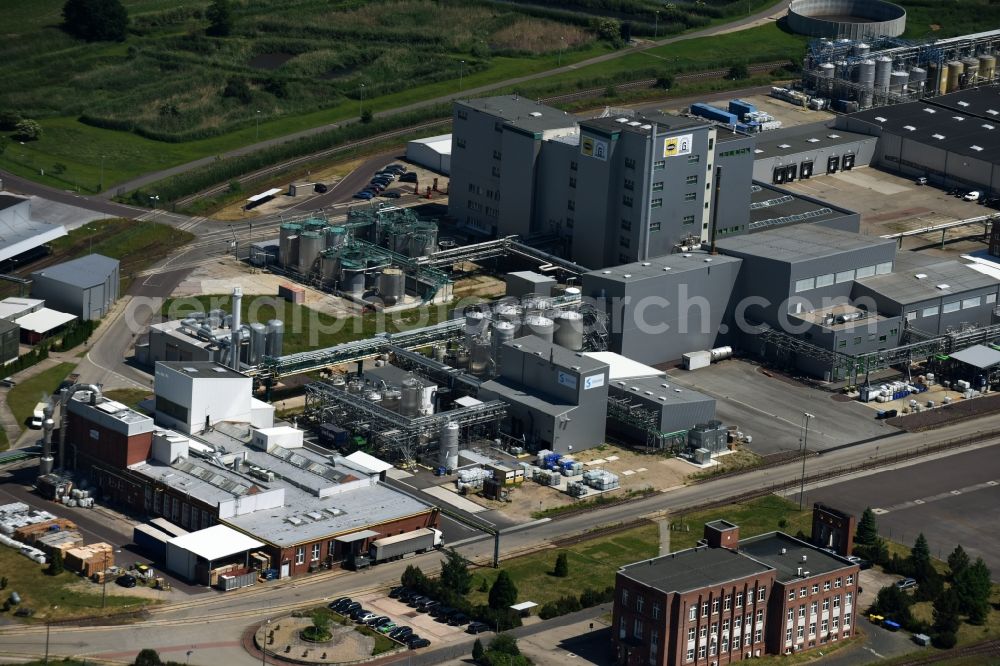Aerial image Genthin - Industrial and commercial area Industriepark Waschmittelwerk on the riverbanks of the Elbe-Havel-Canal in the North of Genthin in the state of Saxony-Anhalt. Several companies such as the washing detergent company Genthin GmbH or Solvay are located at the redeveloped historical industrial site