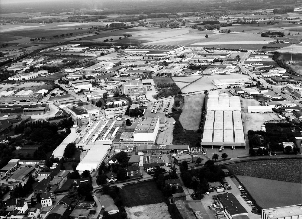 Kempen from the bird's eye view: Industrial and commercial area along the St.-Huberter-Strasse in Kempen in the state North Rhine-Westphalia, Germany