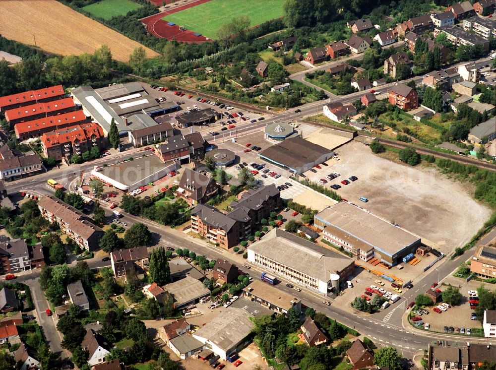 Moers from the bird's eye view: Industrial and commercial area Rheinberger Strasse in Moers in the state North Rhine-Westphalia