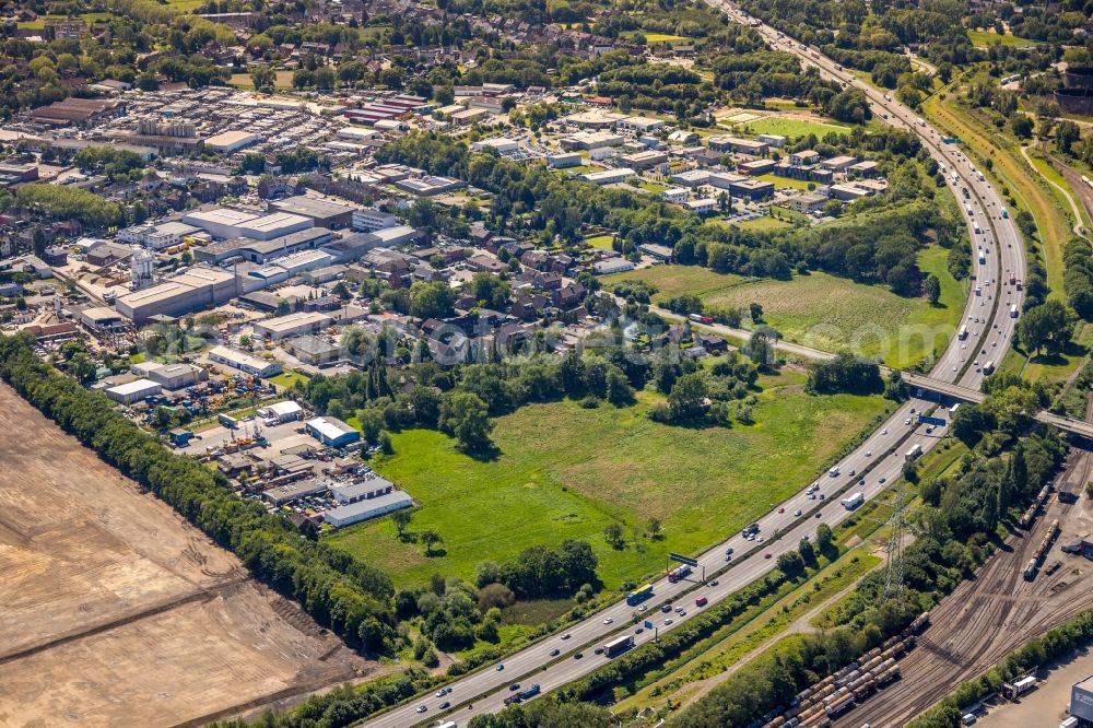 Oberhausen from the bird's eye view: Industrial and commercial area along the Weissensteinstrasse - Erlenstrasse in Oberhausen in the state North Rhine-Westphalia, Germany