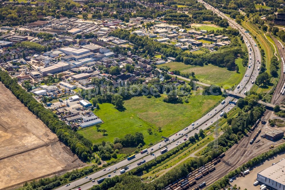 Aerial image Oberhausen - Industrial and commercial area along the Weissensteinstrasse - Erlenstrasse in Oberhausen in the state North Rhine-Westphalia, Germany