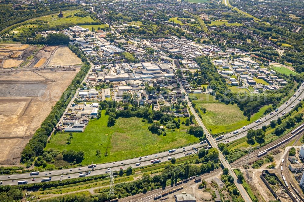 Aerial photograph Oberhausen - Industrial and commercial area along the Weissensteinstrasse - Erlenstrasse in Oberhausen in the state North Rhine-Westphalia, Germany