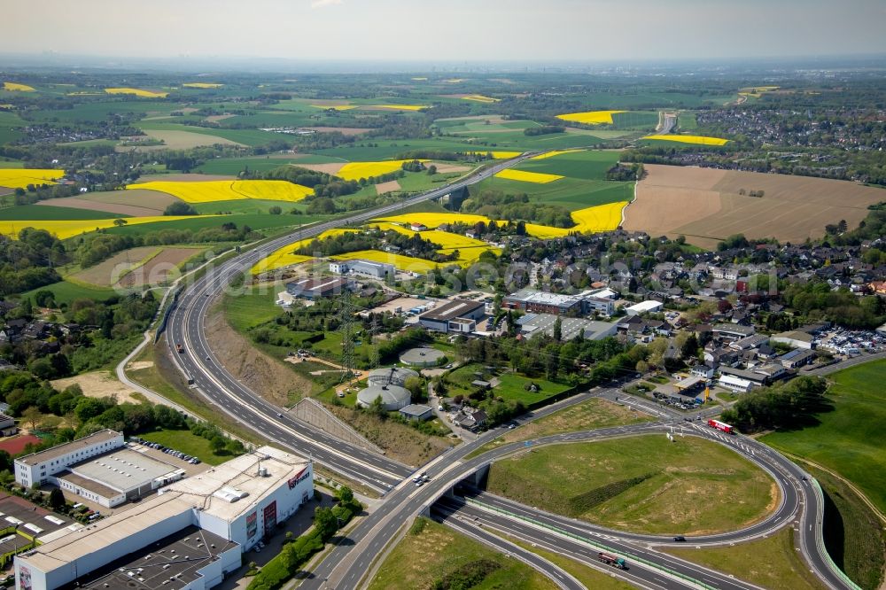 Heiligenhaus from the bird's eye view: Industrial and commercial area on motorway BAB A44 Velbert in the district Hetterscheidt in Heiligenhaus in the state North Rhine-Westphalia, Germany