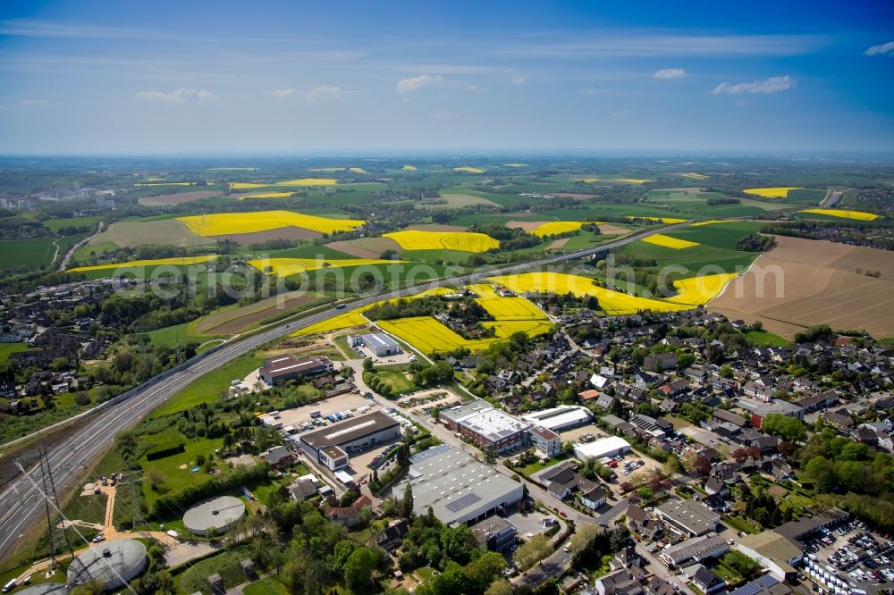 Heiligenhaus from above - Industrial and commercial area on motorway BAB A44 Velbert in the district Hetterscheidt in Heiligenhaus in the state North Rhine-Westphalia, Germany